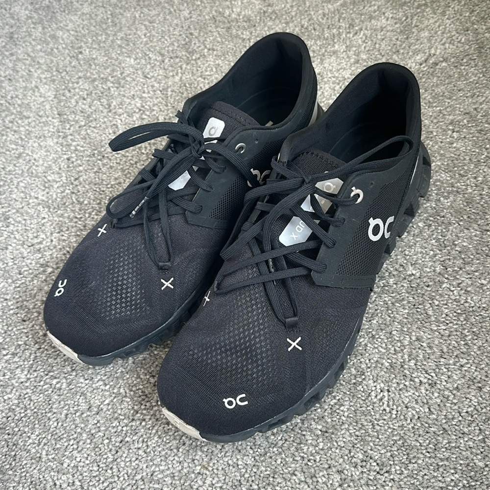ON CLOUD Men’s size US 10 Cloud x 4 sneakers black eclipse